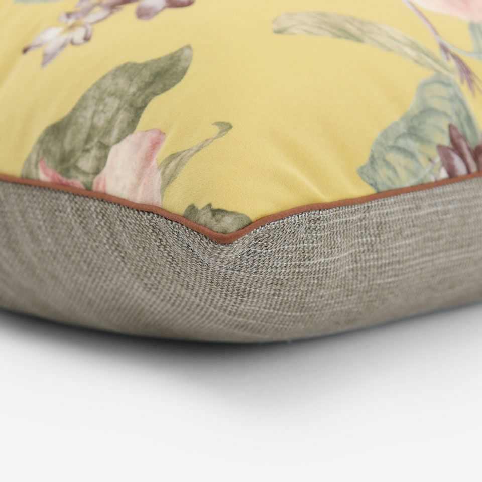 表面と裏面の異なるデザイン／ブラウン色のパイピングをつけています／表面カラー：イエロー／裏面カラー：ブラウン