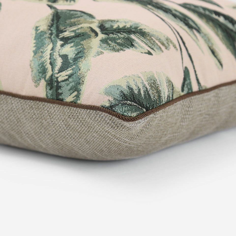 表面と裏面の異なるデザイン／ブラウン色のパイピングをつけています／表面カラー：ベージュ／裏面カラー：ブラウン