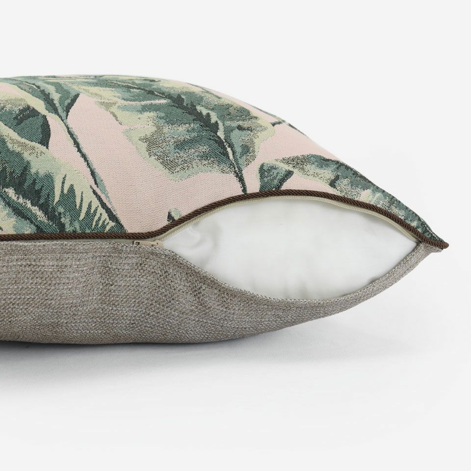 生地の色目に合わせたファスナー色を使用し、ファスナー部分に生地を片側から被せています