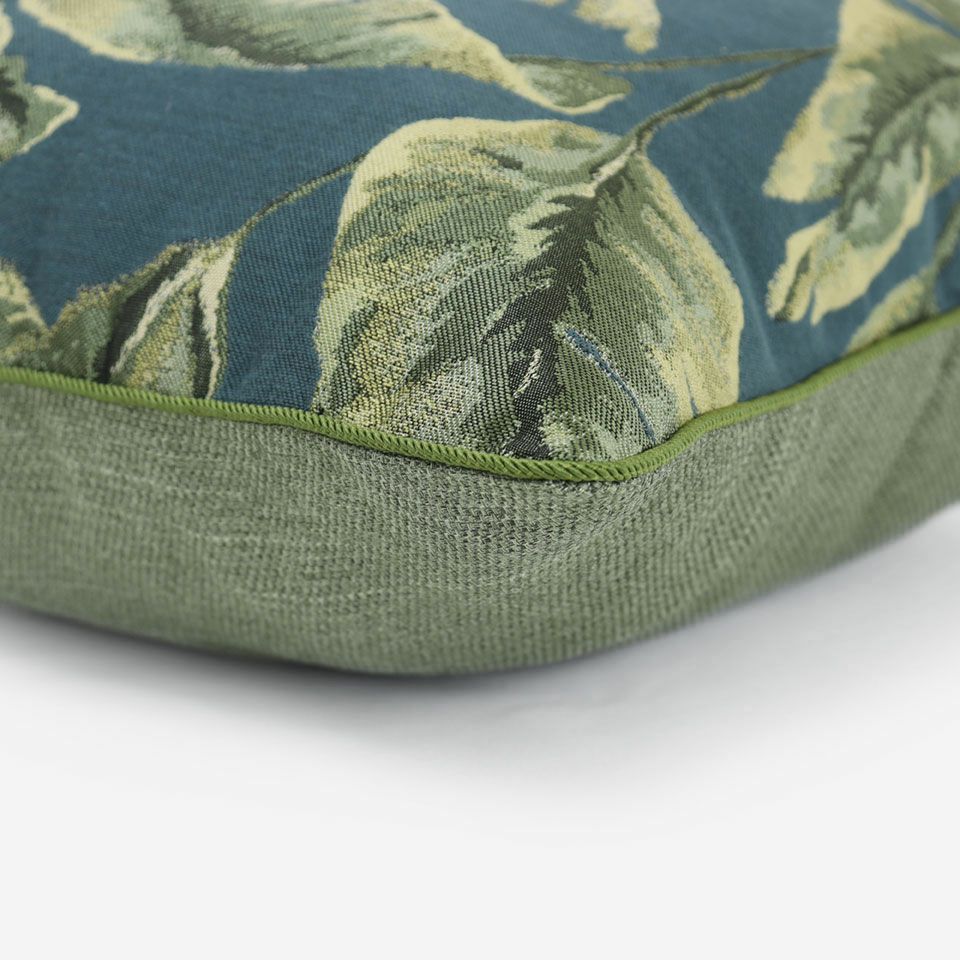 表面と裏面の異なるデザイン／グリーン色のパイピングをつけています／表面カラー：ネイビー／裏面カラー：グリーン