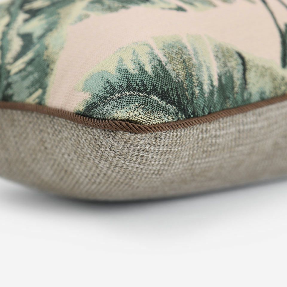 表面と裏面の異なるデザイン／ブラウン色のパイピングをつけています／表面カラー：ベージュ／裏面カラー：ブラウン