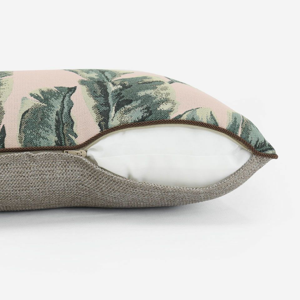 生地の色目に合わせたファスナー色を使用し、ファスナー部分に生地を片側から被せています