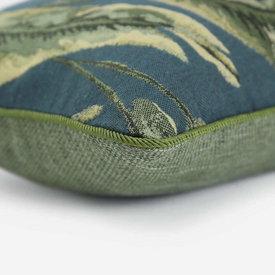 表面と裏面の異なるデザイン／グリーン色のパイピングをつけています／表面カラー：ネイビー／裏面カラー：グリーン