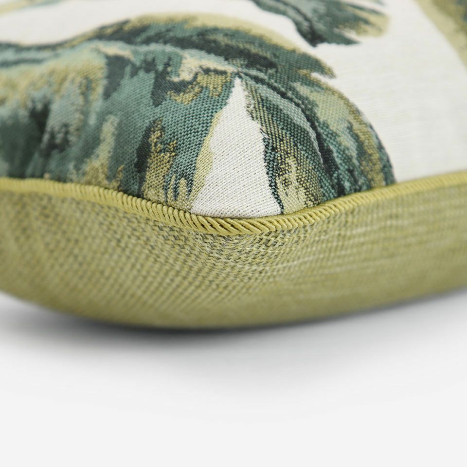 表面と裏面の異なるデザイン／ライトグリーン色のパイピングをつけています／表面カラー：ホワイト／裏面カラー：イエローグリーン