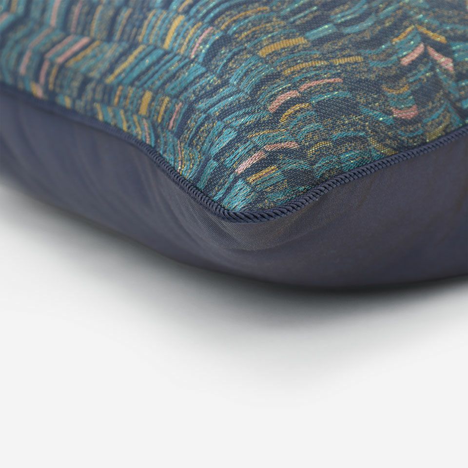 表面と裏面の異なるデザイン／ブルー色のパイピングをつけています／表面カラー：ブルー／裏面カラー：ブルー