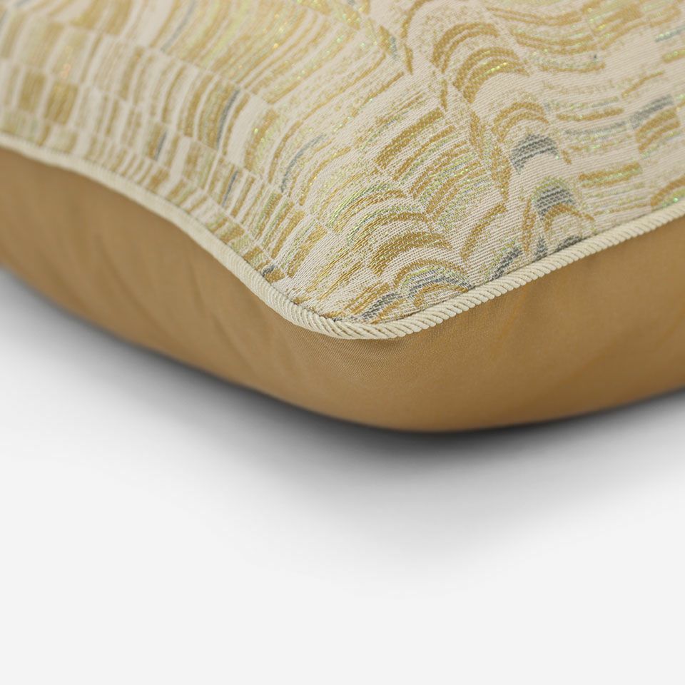 表面と裏面の異なるデザイン／ベージュ色のパイピングをつけています／表面カラー：ゴールド／裏面カラー：ダークベージュ