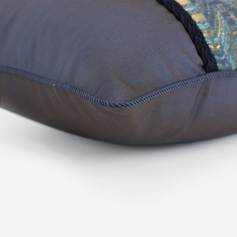 表面と裏面の異なるデザイン／ブルー色のパイピングをつけています／表面カラー：ブルー／裏面カラー：ブルー