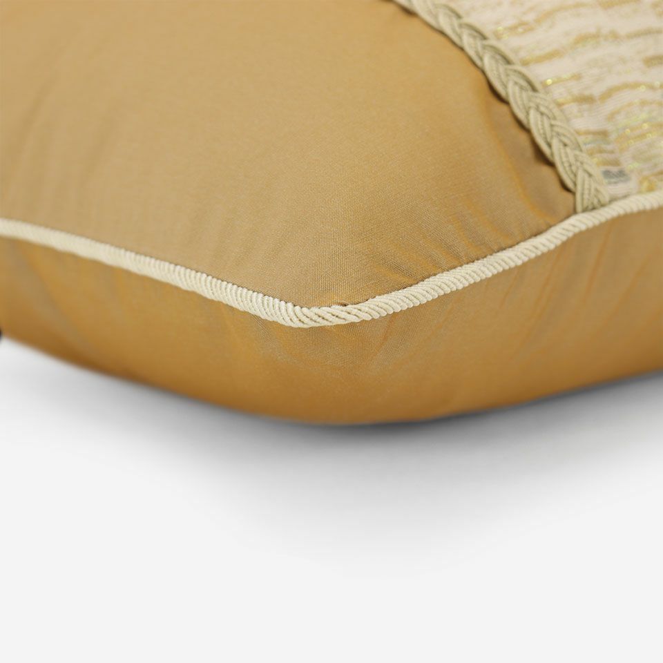 表面と裏面の異なるデザイン／ベージュ色のパイピングをつけています／表面カラー：ゴールド、ダークベージュ／裏面カラー：ダークベージュ