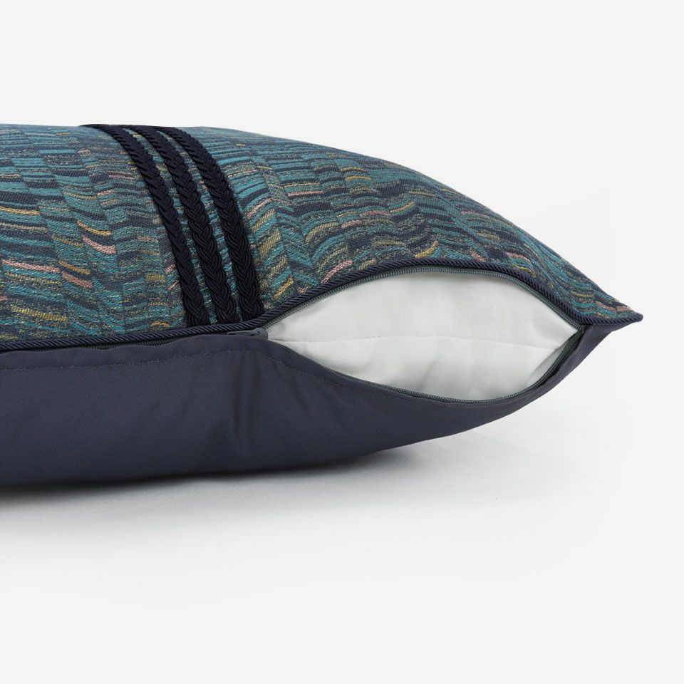 生地の色目に合わせたファスナー色を使用し、ファスナー部分に生地を片側から被せています