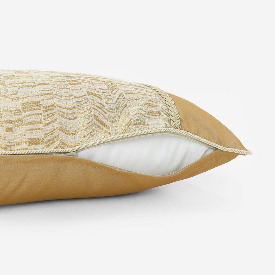 生地の色目に合わせたファスナー色を使用し、ファスナー部分に生地を片側から被せています