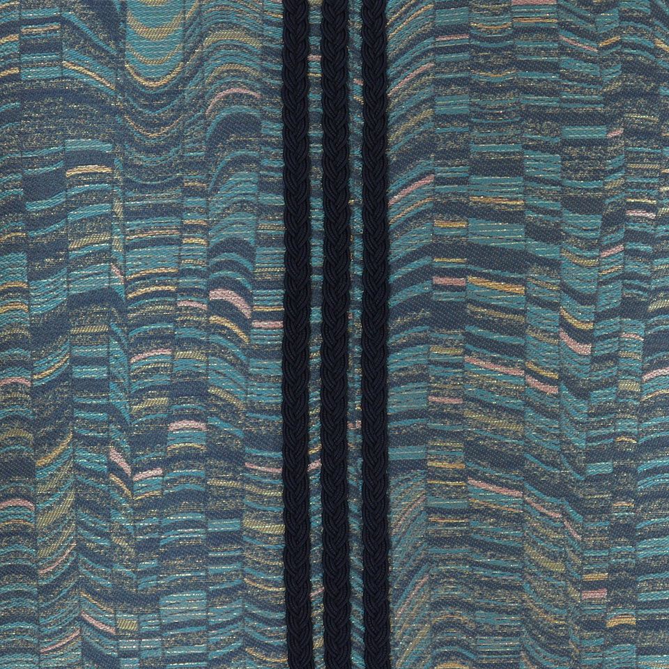 螺鈿細工からインスパイアされたデザイン、色糸とオーロラ糸を重ねて輝きの中に色変化がある美しい生地に、ポイントとなるブレードをつけています