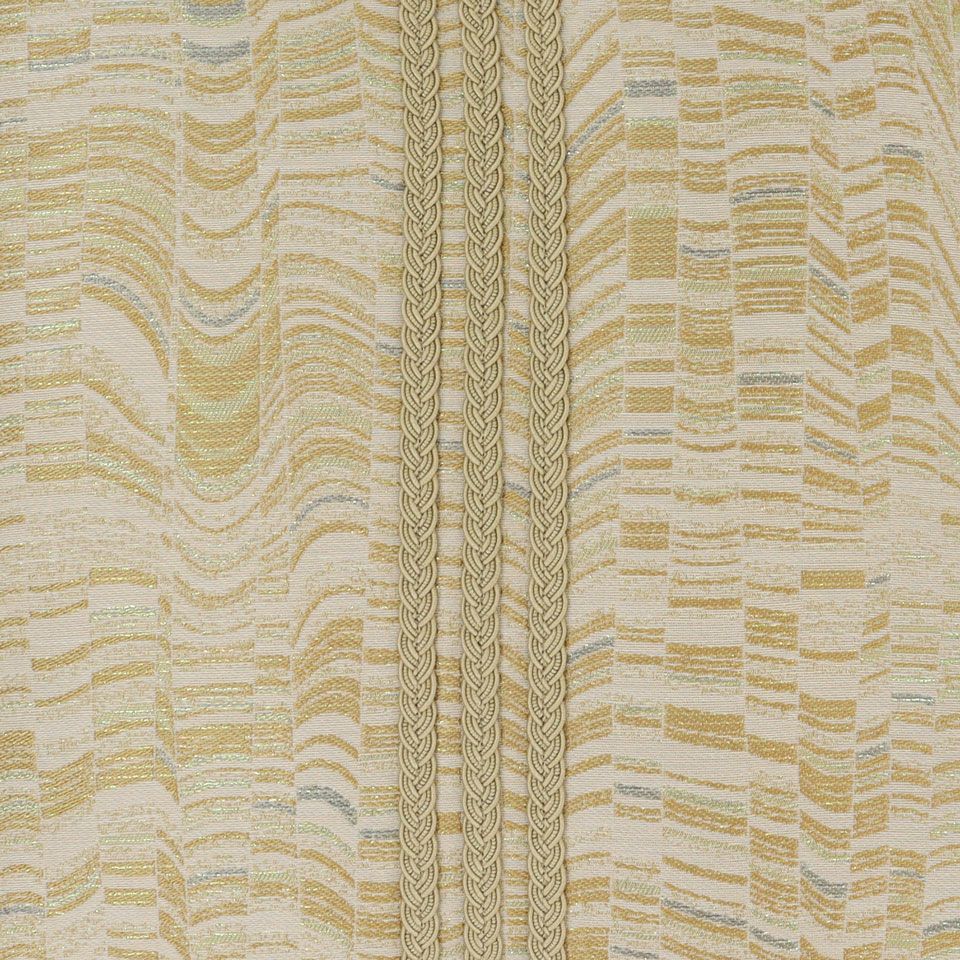 螺鈿細工からインスパイアされたデザイン、色糸とオーロラ糸を重ねて輝きの中に色変化がある美しい生地に、ポイントとなるブレードをつけています