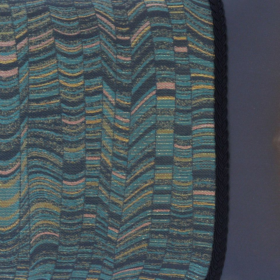 螺鈿細工からインスパイアされたデザイン、色糸とオーロラ糸を重ねて輝きの中に色変化がある美しい生地に、ポイントとなるブレードをつけています