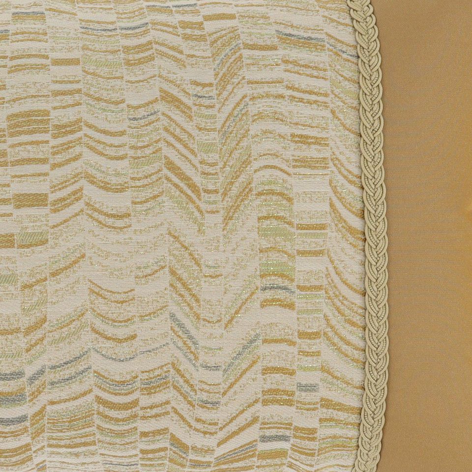 螺鈿細工からインスパイアされたデザイン、色糸とオーロラ糸を重ねて輝きの中に色変化がある美しい生地に、ポイントとなるブレードをつけています