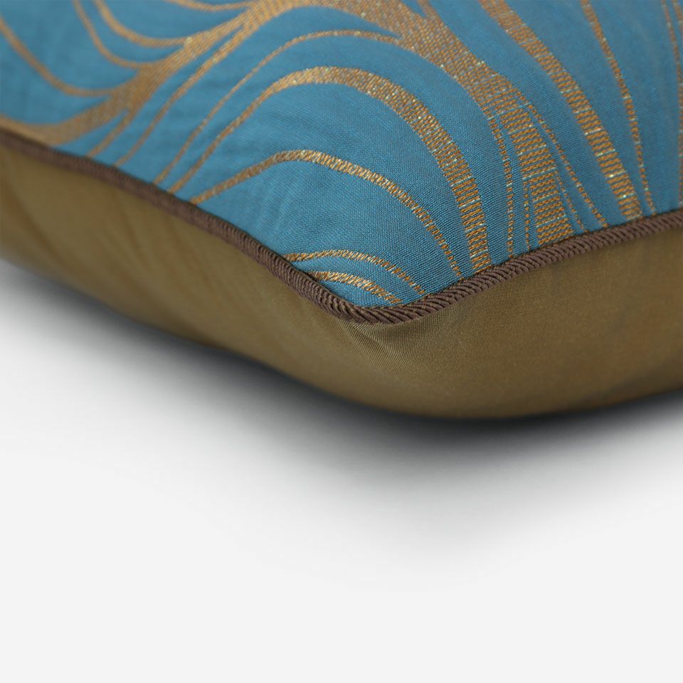 表面と裏面の異なるデザイン／ブラウン色のパイピングをつけています／表面カラー：ブルーグリーン／裏面カラー：ゴールド