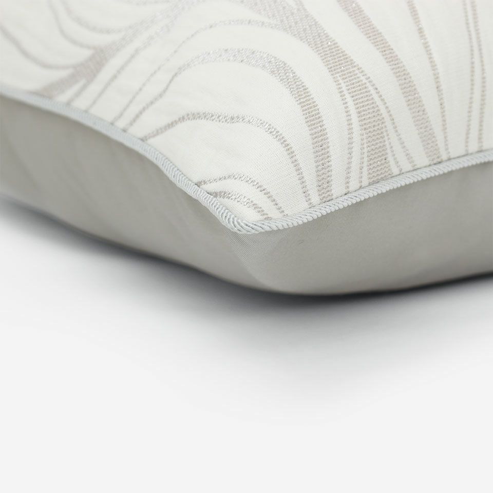 表面と裏面の異なるデザイン／ライトグレー色のパイピングをつけています／表面カラー：アイボリー／裏面カラー：ライトグレー