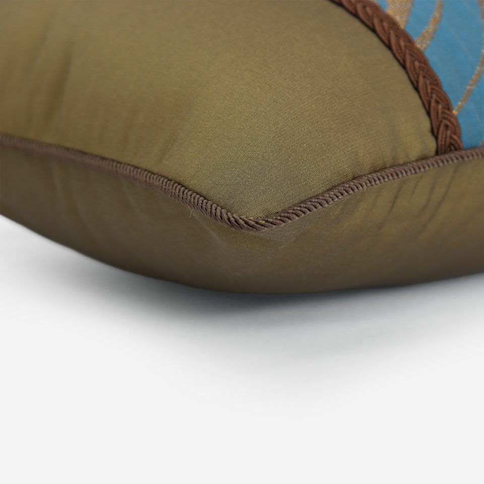 表面と裏面の異なるデザイン／ブラウン色のパイピングをつけています／表面カラー：ブルーグリーン、ゴールド／裏面カラー：ゴールド