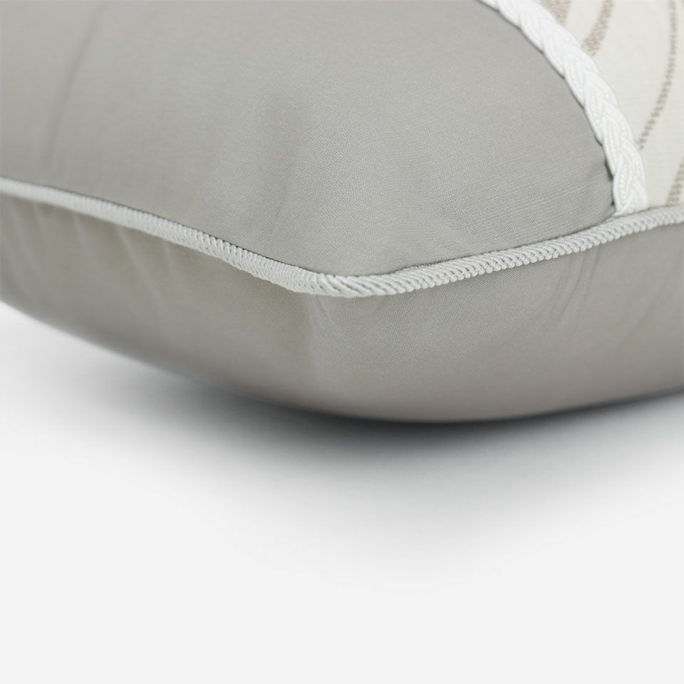 表面と裏面の異なるデザイン／ライトグレー色のパイピングをつけています／表面カラー：アイボリー、ライトグレー／裏面カラー：ライトグレー