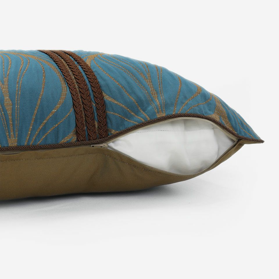 生地の色目に合わせたファスナー色を使用し、ファスナー部分に生地を片側から被せています