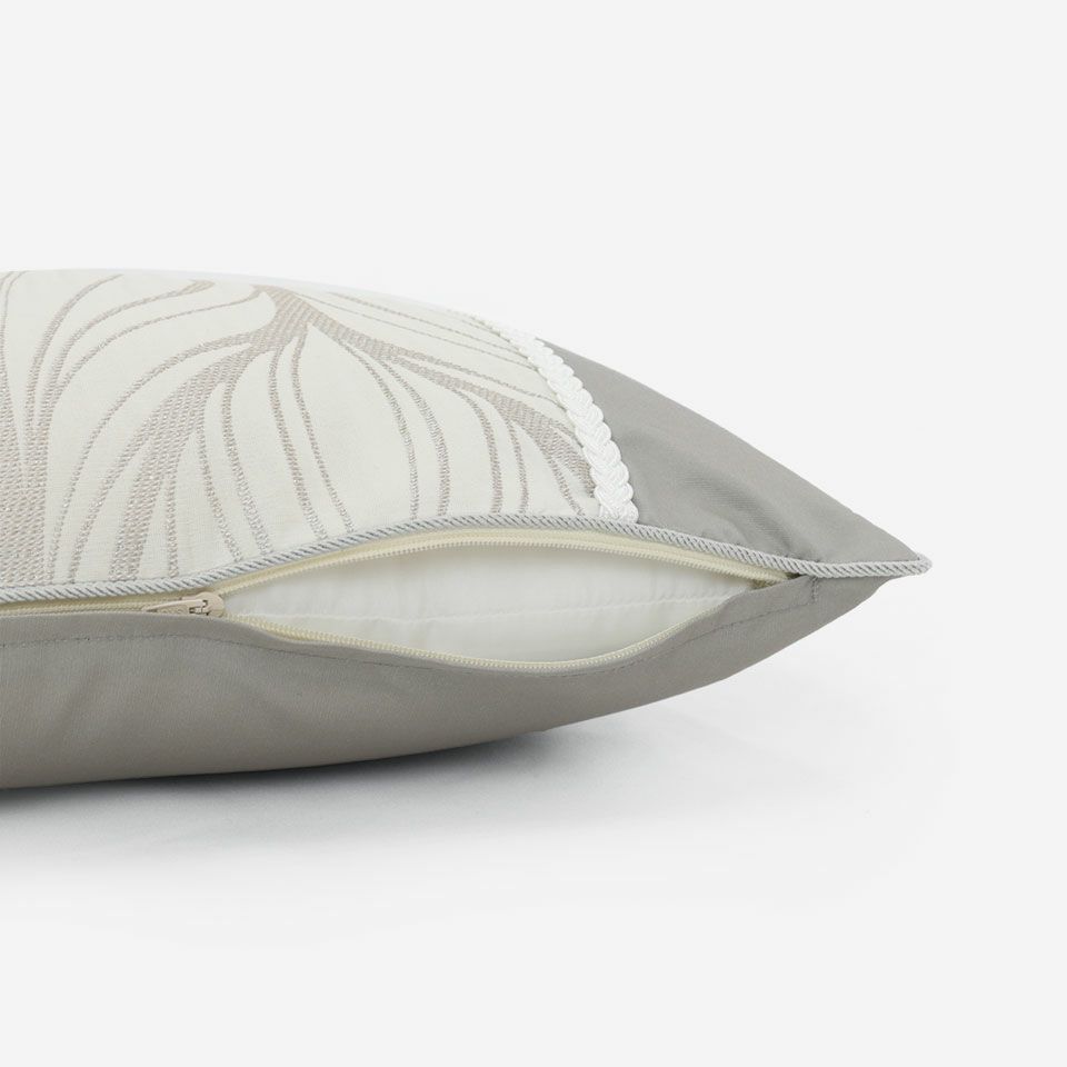 生地の色目に合わせたファスナー色を使用し、ファスナー部分に生地を片側から被せています