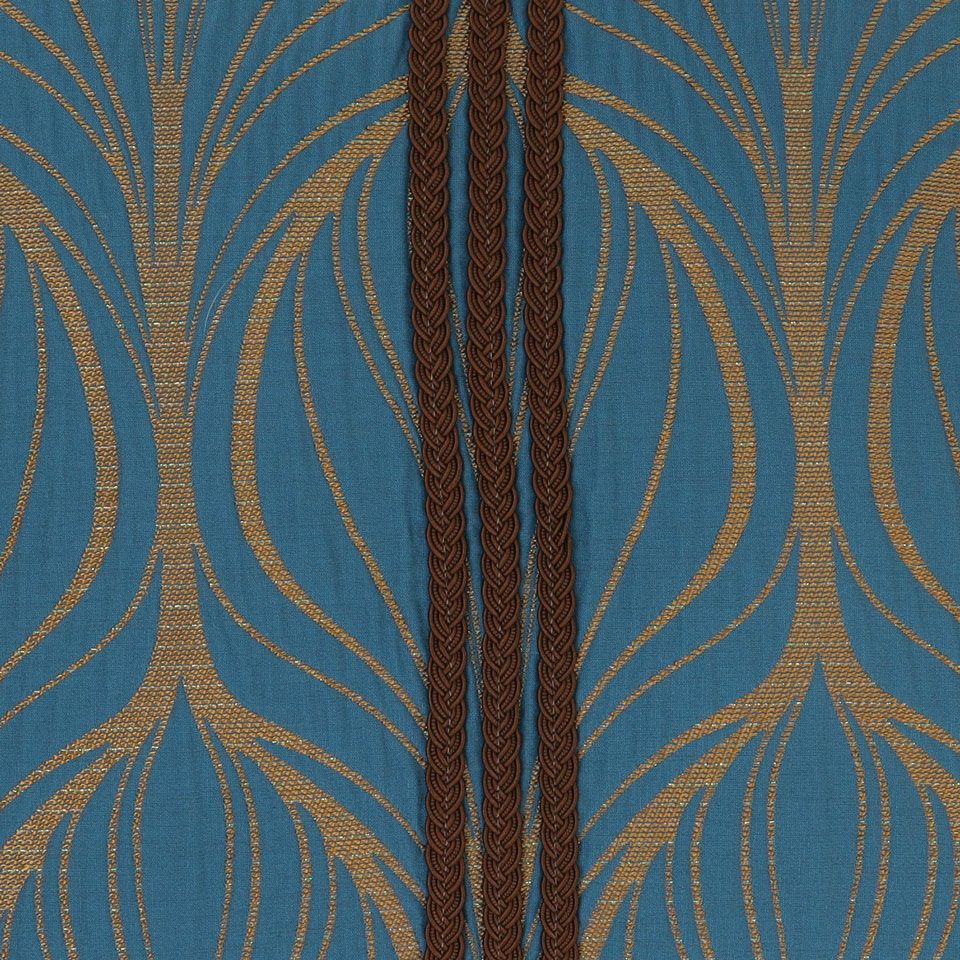 孔雀が羽を広げた姿をイメージした優雅な流線デザイン、相性のいいローブタッセルを思わせるブレードを縫い付けております