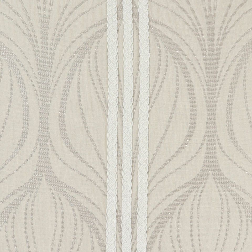 孔雀が羽を広げた姿をイメージした優雅な流線デザイン、相性のいいローブタッセルを思わせるブレードを縫い付けております