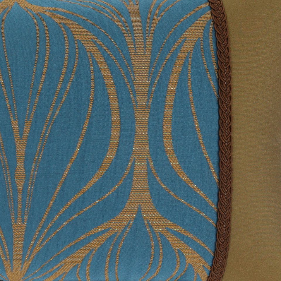 孔雀が羽を広げた姿をイメージした優雅な流線デザイン、相性のいいローブタッセルを思わせるブレードを縫い付けております