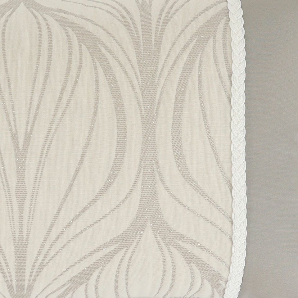 孔雀が羽を広げた姿をイメージした優雅な流線デザイン、相性のいいローブタッセルを思わせるブレードを縫い付けております