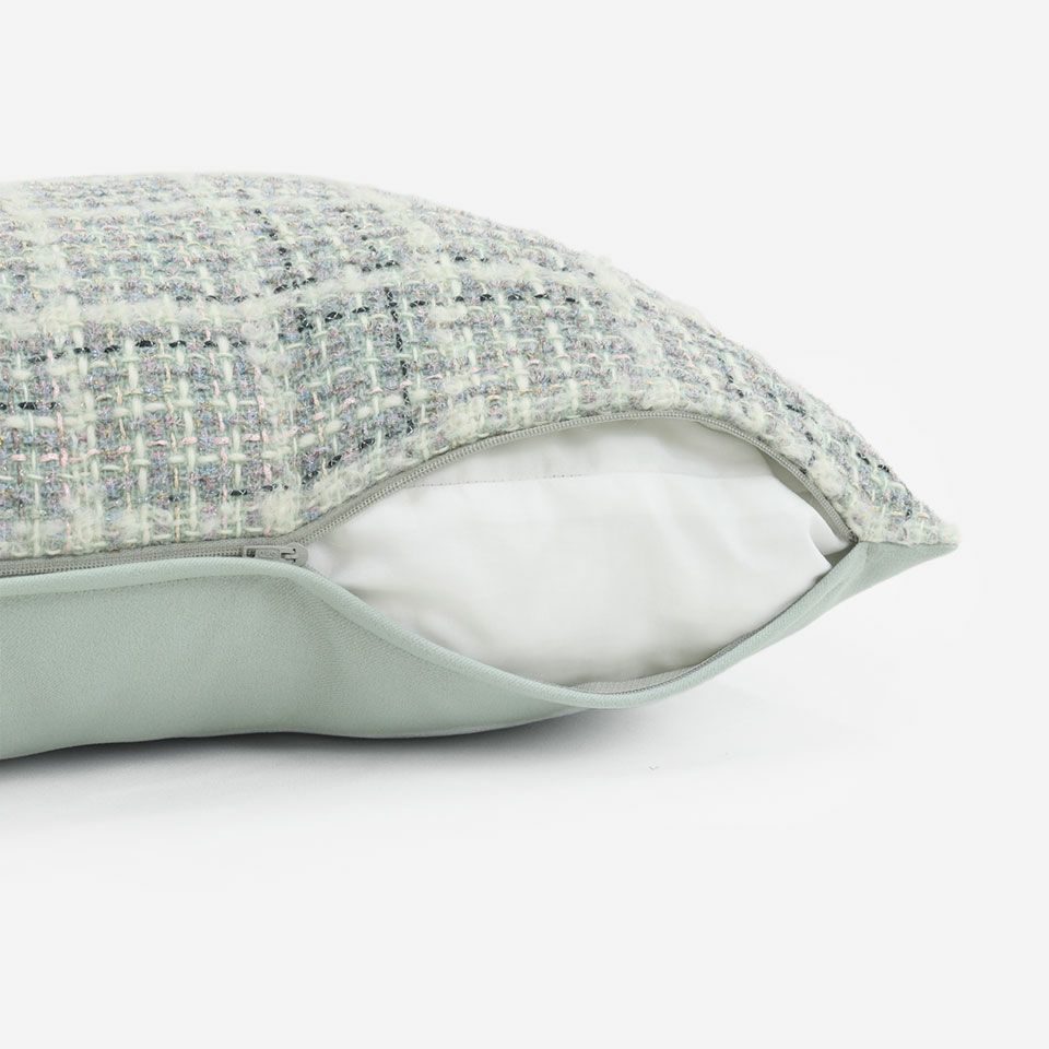 生地の色目に合わせたファスナー色を使用し、ファスナー部分に生地を片側から被せています