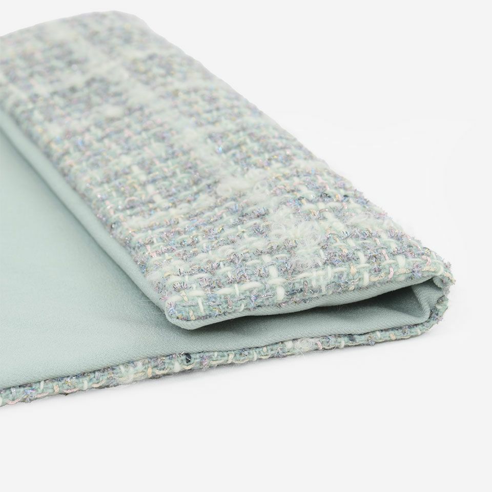 かすり糸やラメ糸・リボンヤーンなど意匠性の高い多様な形状の糸を織り交ぜることで、様々な表現を出しています