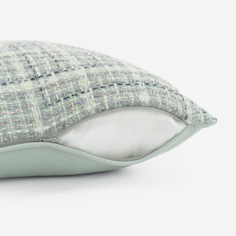 生地の色目に合わせたファスナー色を使用し、ファスナー部分に生地を片側から被せています