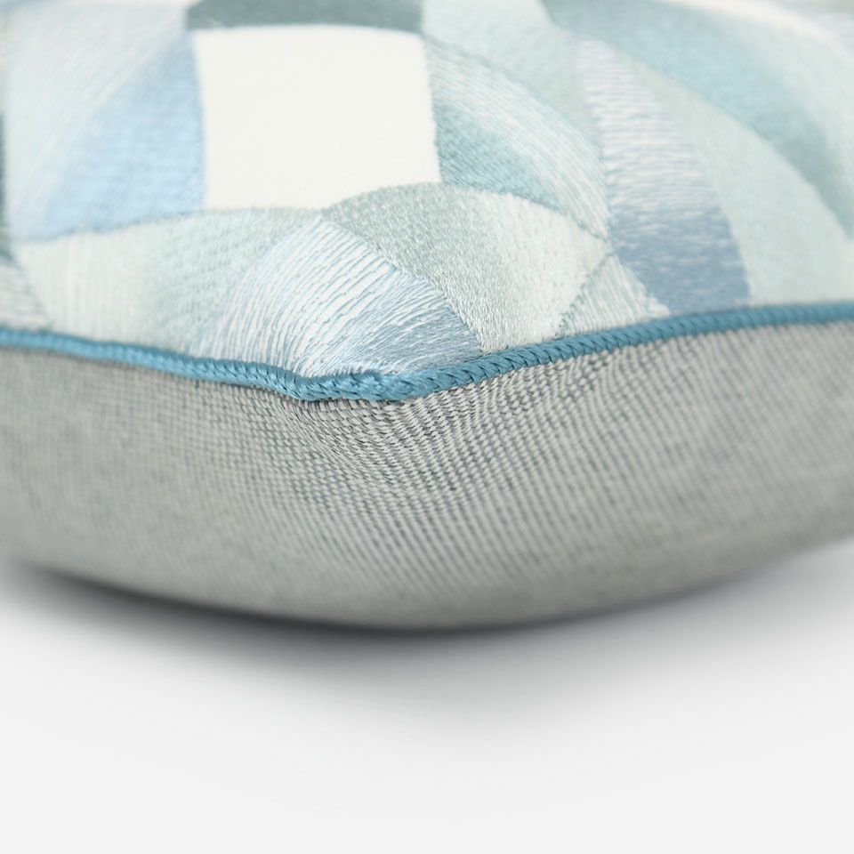 表面と裏面の異なるデザイン／ライトブルー色のパイピングをつけています／表面カラー：ブルー／裏面カラー：グリーングレー