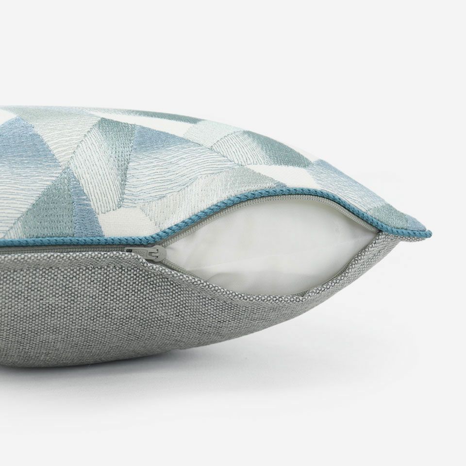 生地の色目に合わせたファスナー色を使用し、ファスナー部分に生地を片側から被せています