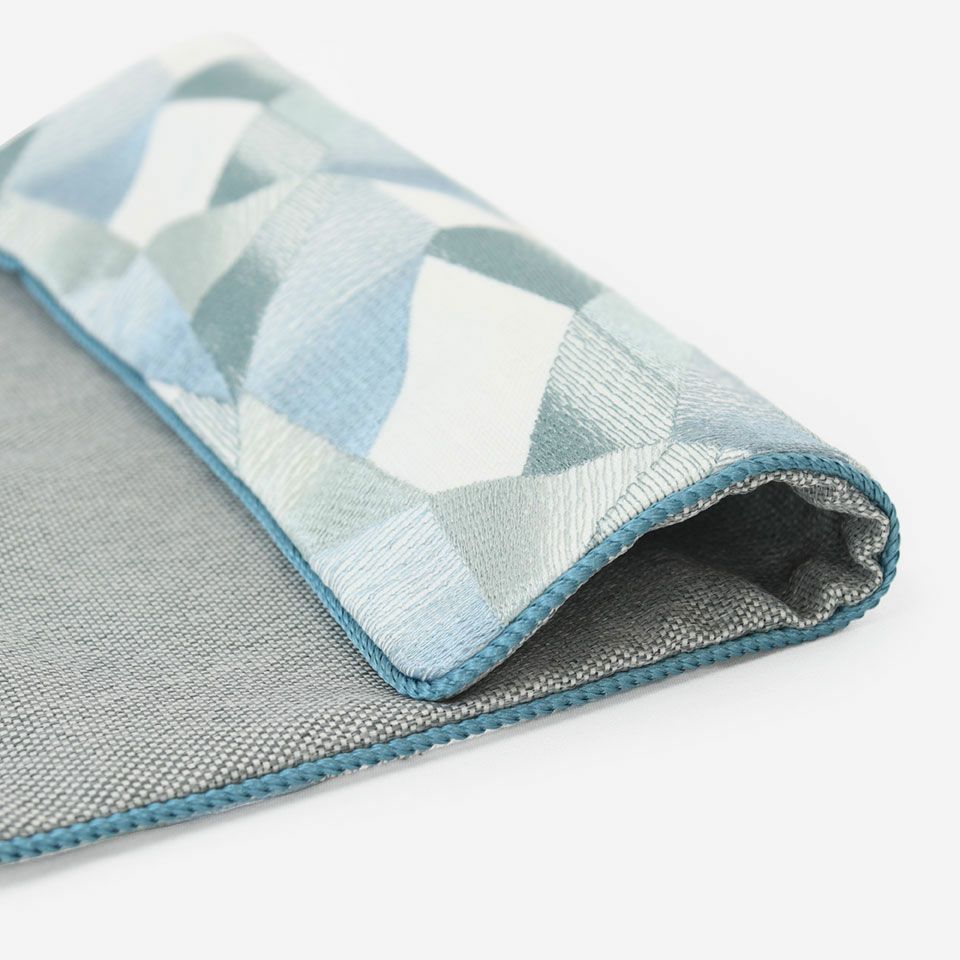 透明感のあるデザインが贅沢に総刺繍されており、ピッチを変化させることでプリントや織とは一味違う奥行き感が表現されています