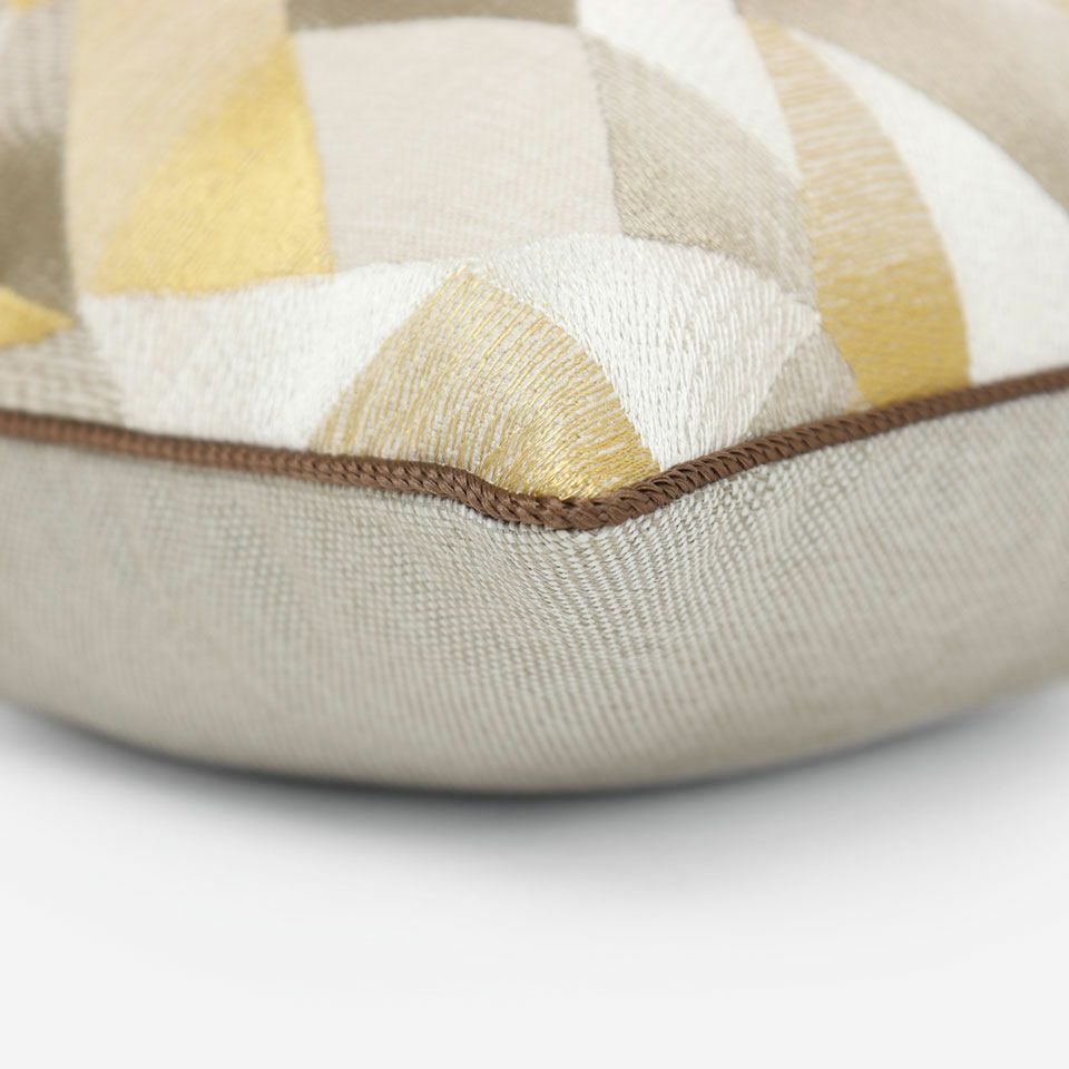 表面と裏面の異なるデザイン／ブラウン色のパイピングをつけています／表面カラー：ゴールド／裏面カラー：ベージュ