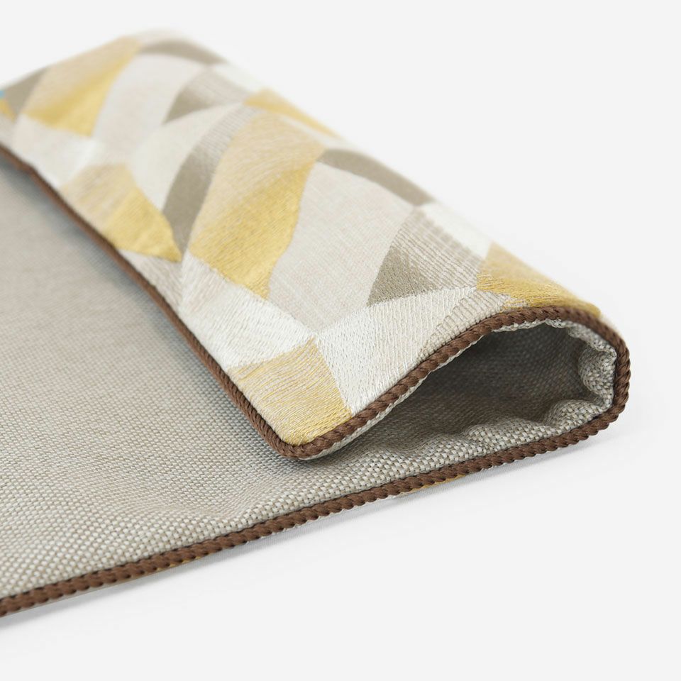 透明感のあるデザインが贅沢に総刺繍されており、ピッチを変化させることでプリントや織とは一味違う奥行き感が表現されています