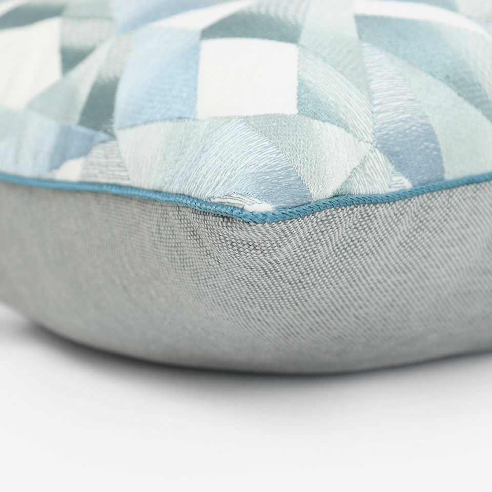 表面と裏面の異なるデザイン／ライトブルー色のパイピングをつけています／表面カラー：ブルー／裏面カラー：グリーングレー