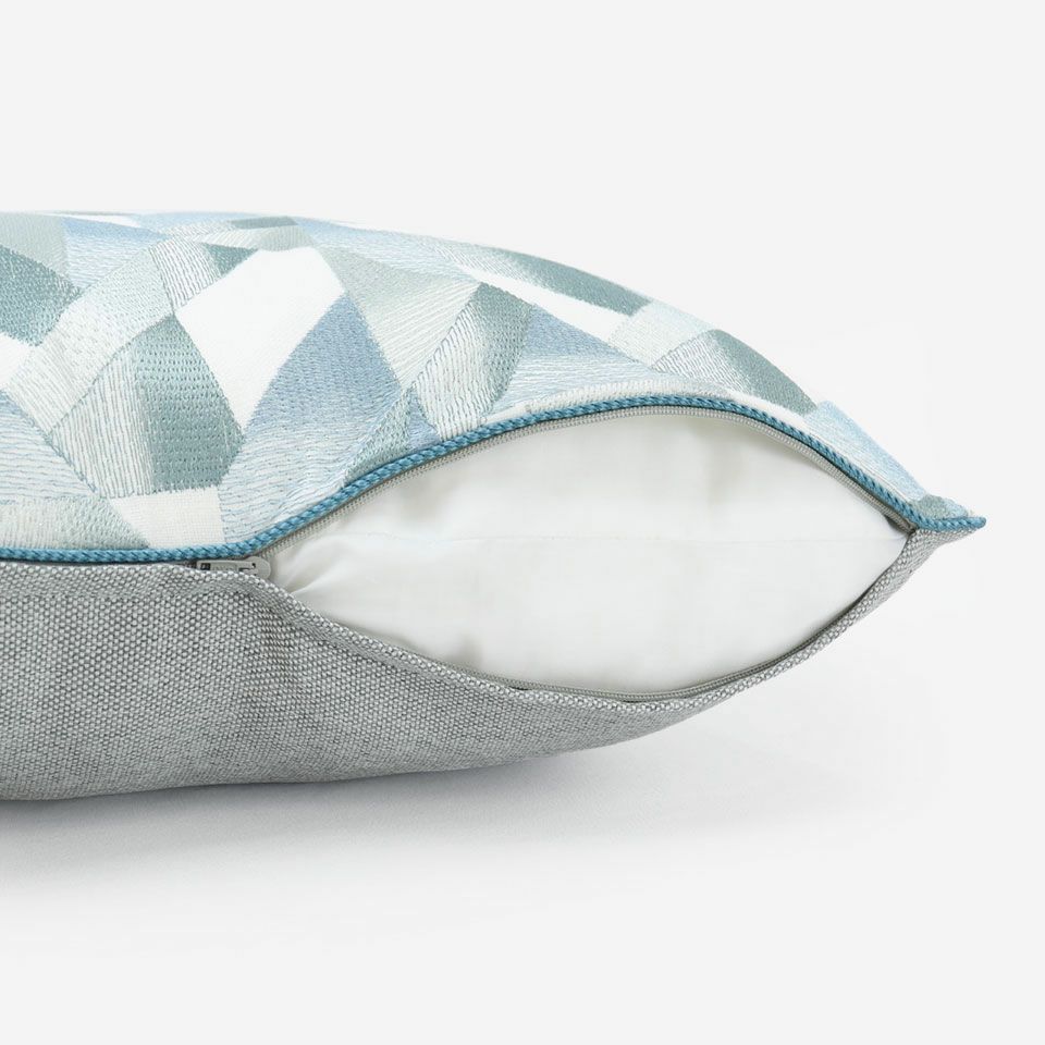 生地の色目に合わせたファスナー色を使用し、ファスナー部分に生地を片側から被せています