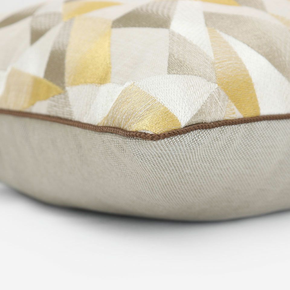 表面と裏面の異なるデザイン／ブラウン色のパイピングをつけています／表面カラー：ゴールド／裏面カラー：ベージュ