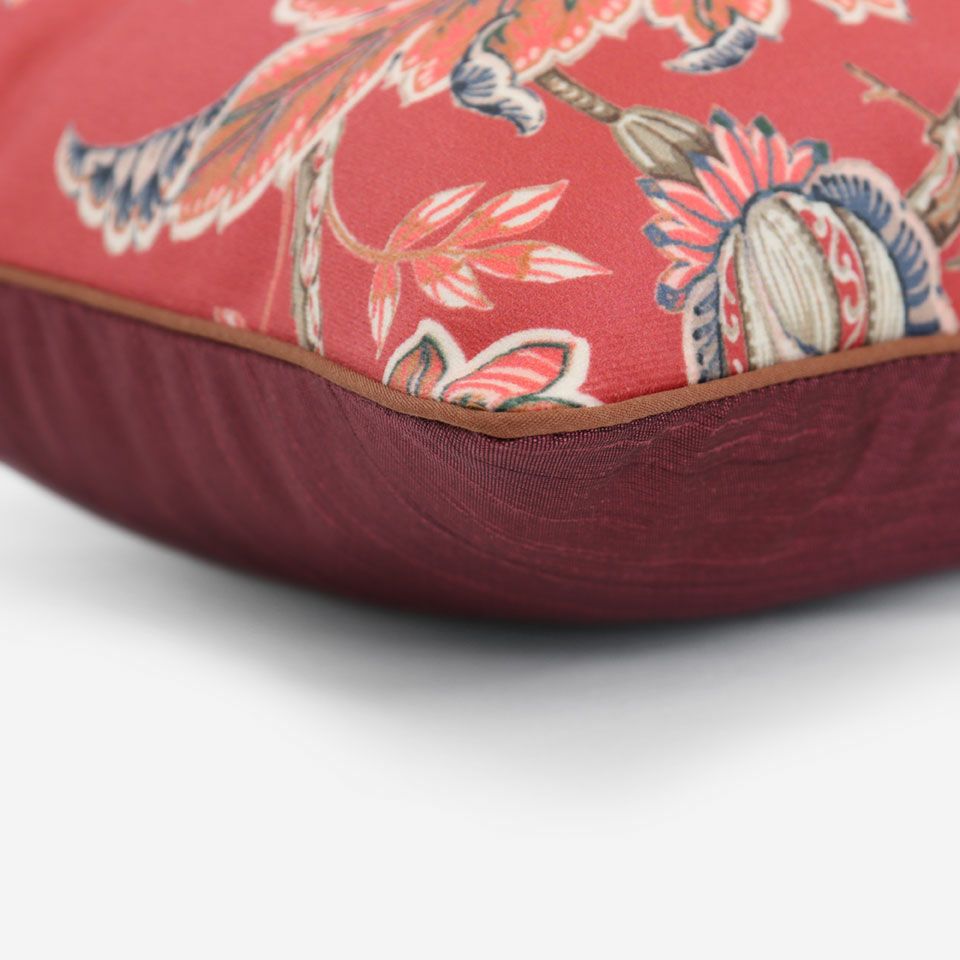 表面と裏面の異なるデザイン／ブラウン色のパイピングをつけています／表面カラー：レッド／裏面カラー：ローズ