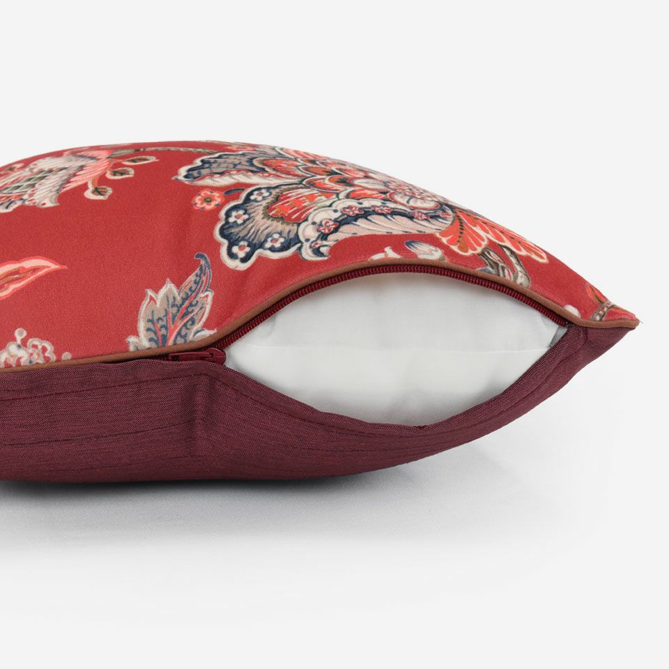 生地の色目に合わせたファスナー色を使用し、ファスナー部分に生地を片側から被せています