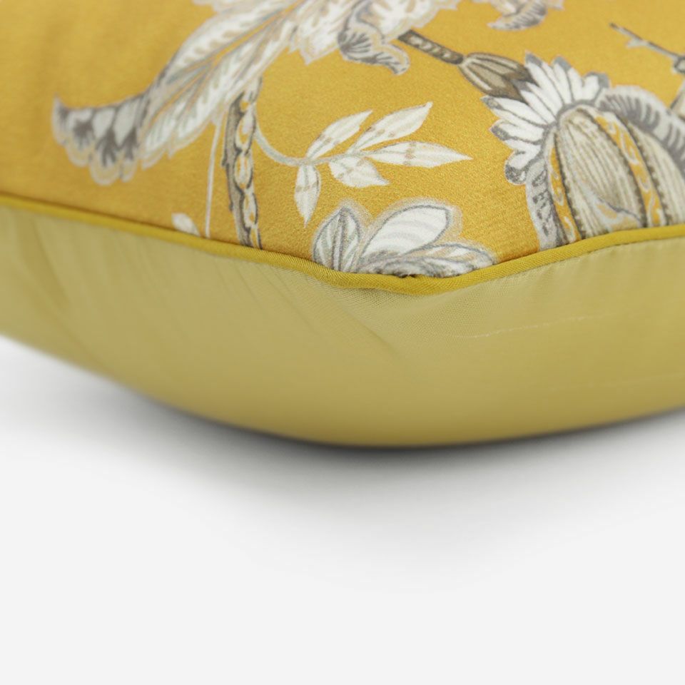 表面と裏面の異なるデザイン／イエロー色のパイピングをつけています／表面カラー：イエロー／裏面カラー：ライトイエロー