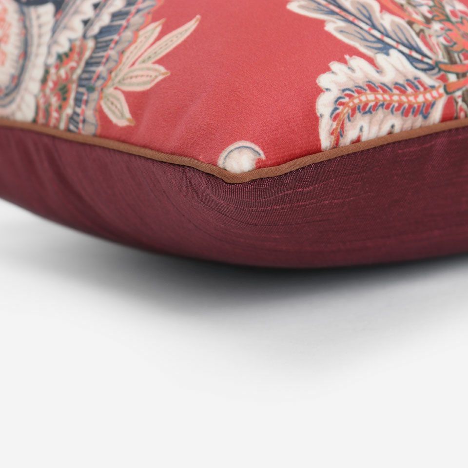 表面と裏面の異なるデザイン／ブラウン色のパイピングをつけています／表面カラー：レッド／裏面カラー：ローズ