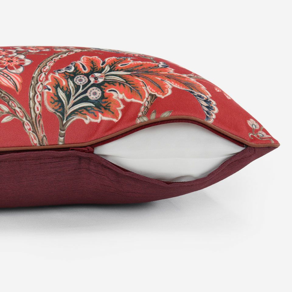 生地の色目に合わせたファスナー色を使用し、ファスナー部分に生地を片側から被せています