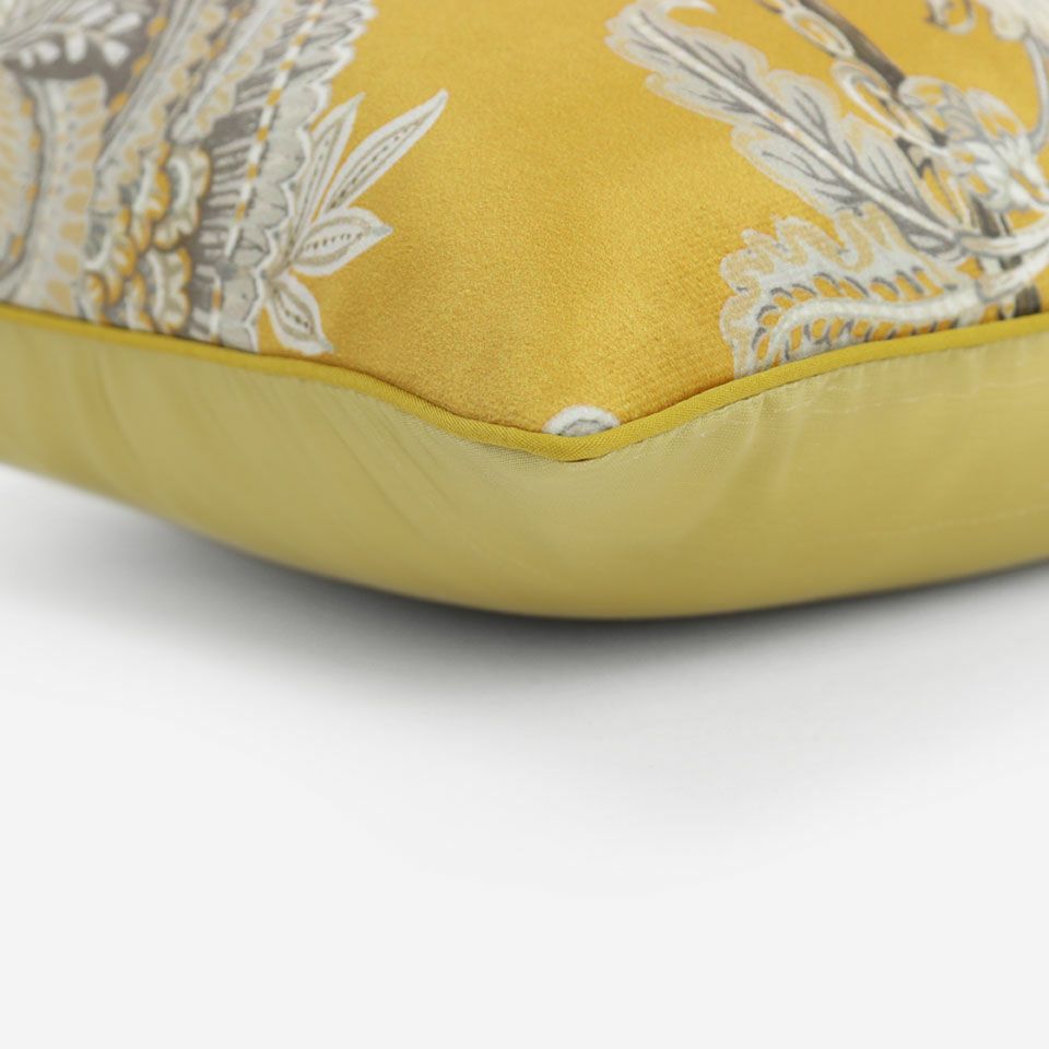 表面と裏面の異なるデザイン／イエロー色のパイピングをつけています／表面カラー：イエロー／裏面カラー：ライトイエロー