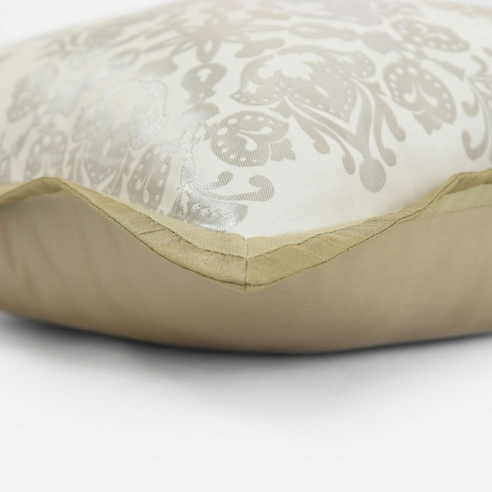 表面と裏面の異なるデザイン／ベージュ色の額縁をつけています／表面カラー：ベージュ／裏面カラー：ベージュ