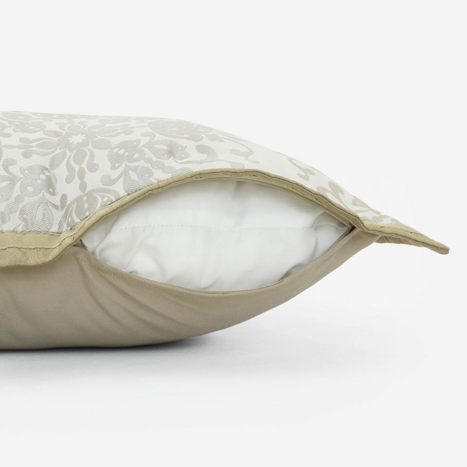 生地の色目に合わせたファスナー色を使用し、ファスナー部分に生地を片側から被せています