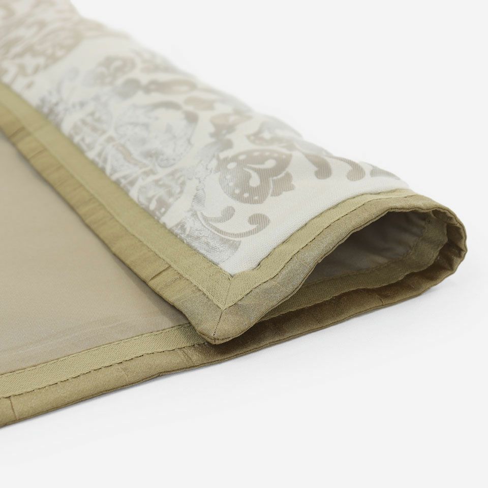 大きな幾何学模様柄はモダンなデザインで目を引き個性的なスタイルですが、ベーシックなスタイリングに奥行きを出すのにおすすめです