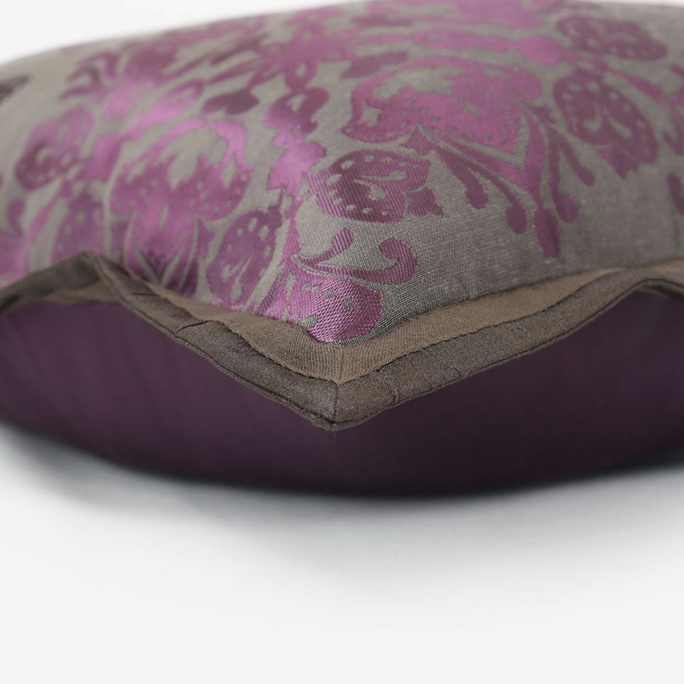 表面と裏面の異なるデザイン／ブラウン色の額縁をつけています／表面カラー：ブラウン／裏面カラー：バイオレット