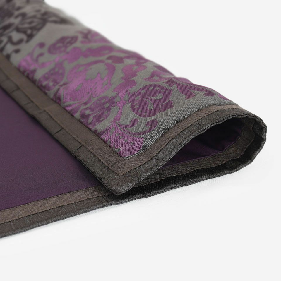 大きな幾何学模様柄はモダンなデザインで目を引き個性的なスタイルですが、ベーシックなスタイリングに奥行きを出すのにおすすめです